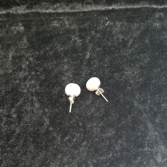 Soft pink/purple pearl colored earrings - Picture 3 of 4